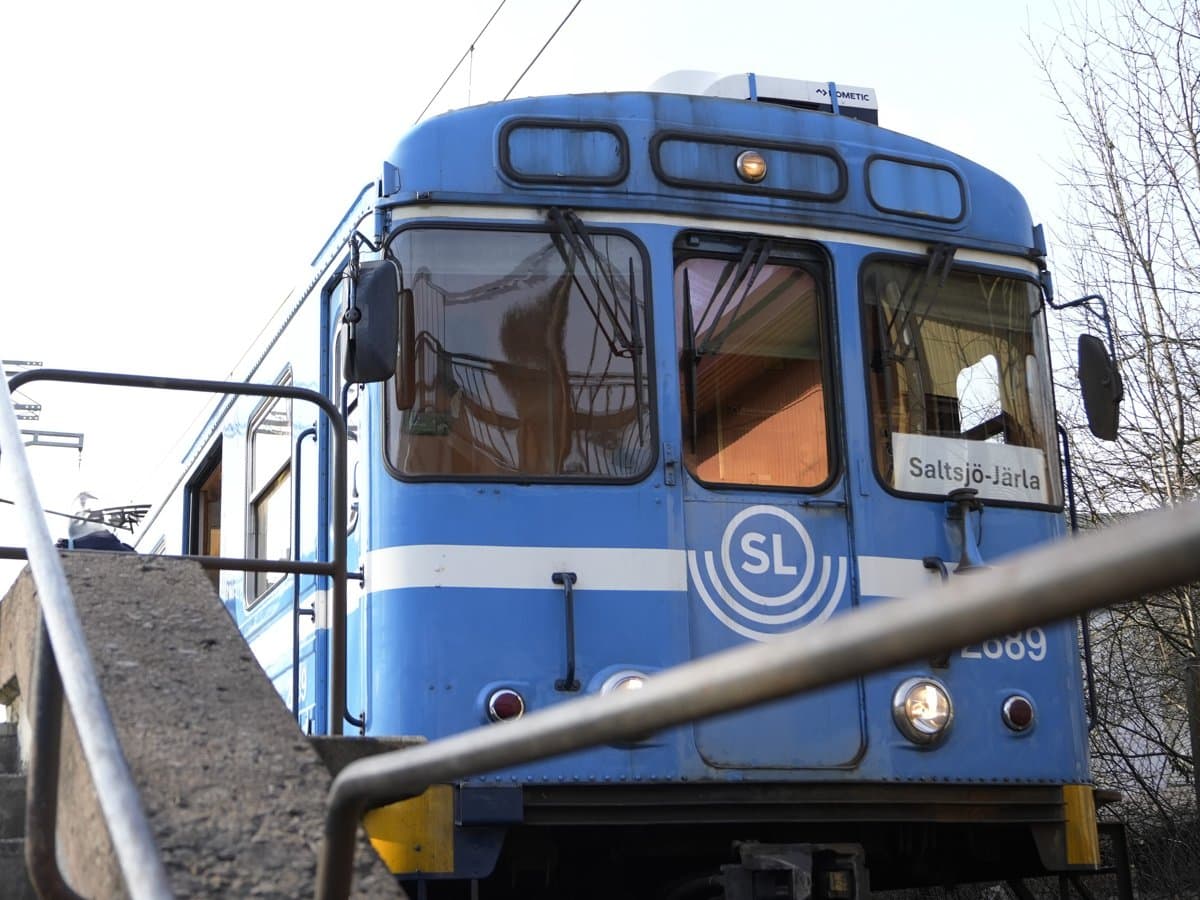 Tåg mot Saltsjö-Järla
