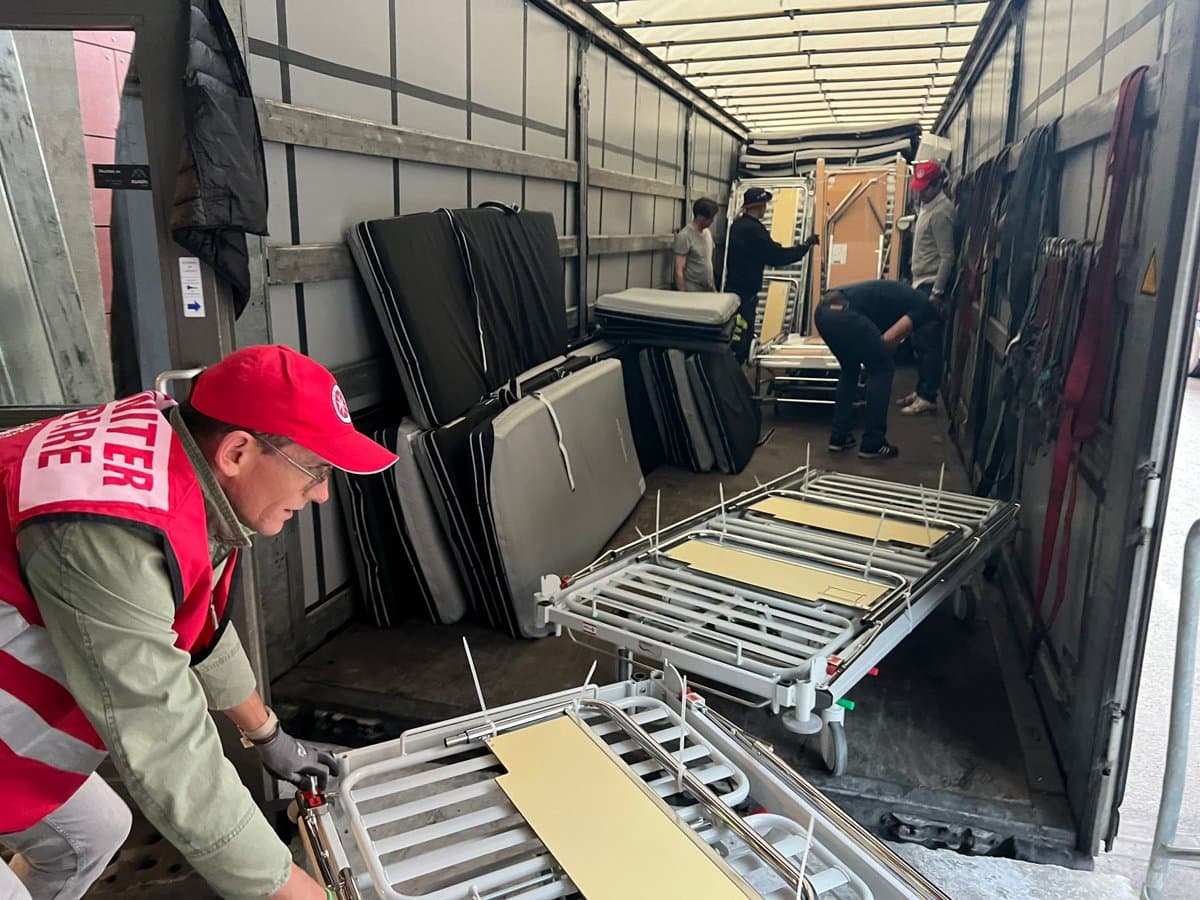 Sjukvårdsutrustning packas i en lastbil.