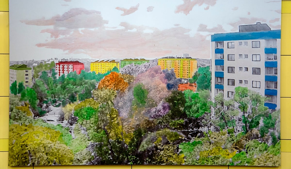 Hyreshus och grönska i kolorerat foto.