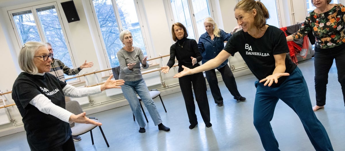 Danssal med grupp människor.