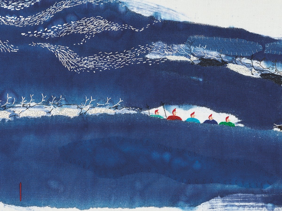 detalj broderat konstverk med landskapsmotiv