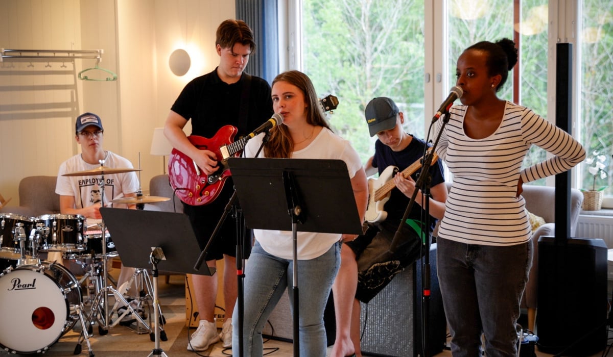 Fem ungdomar som spelar i ett band.