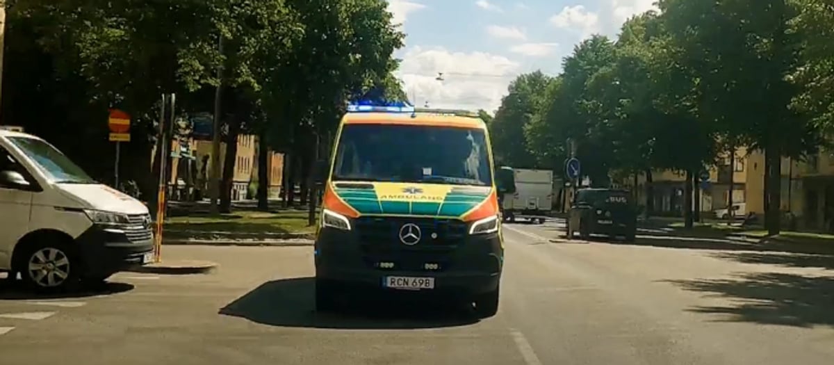 En ambulans kommer körande mot kameran.
