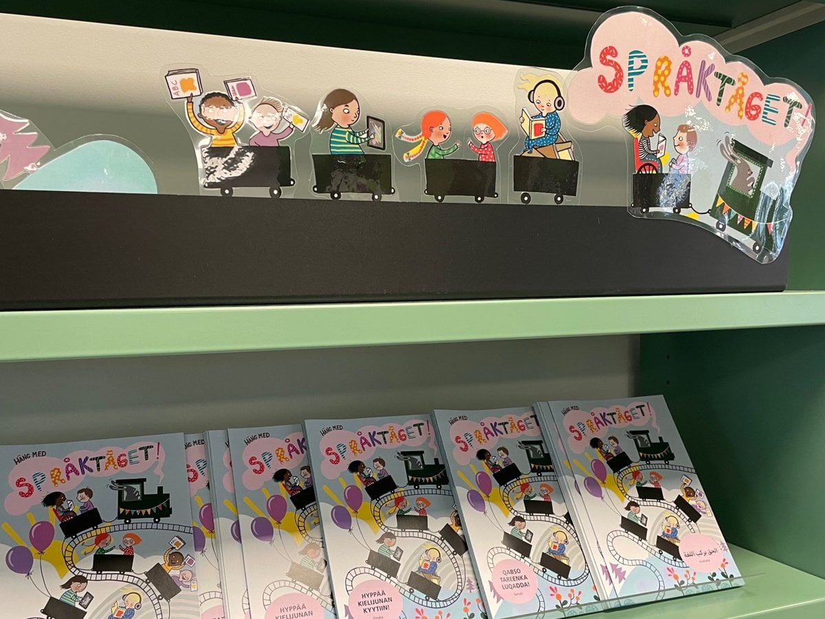 Bild på bokhylla med Språktåget-material
