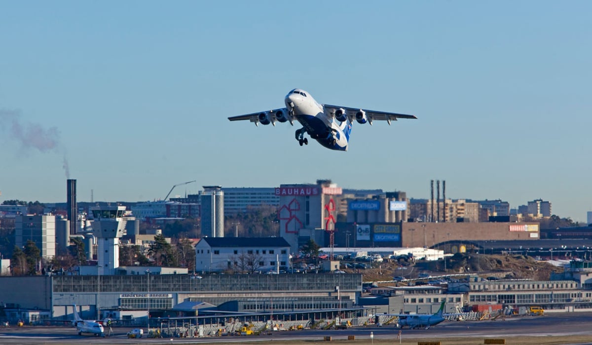 Ett flygplan flyger lågt över en stad.