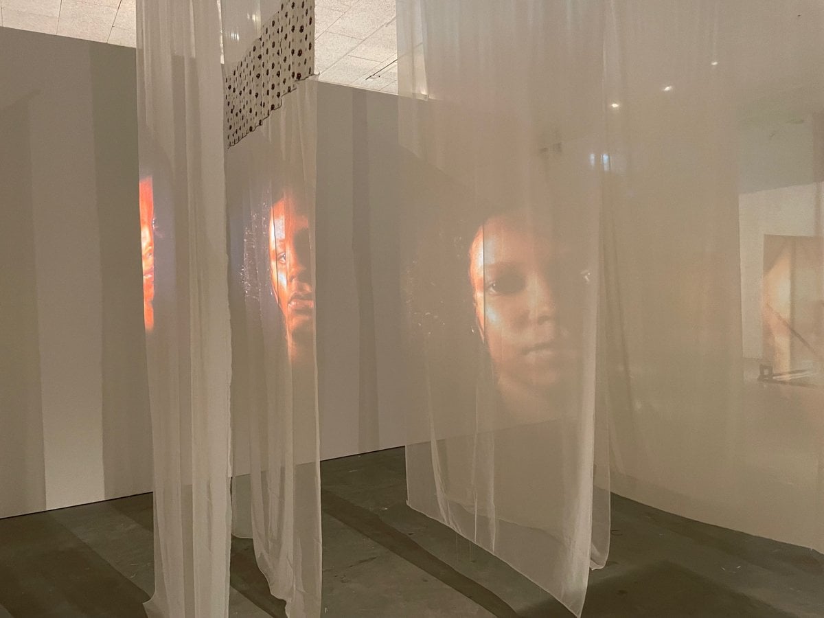 En grupp vita gardiner med ett kvinnoansikte på.