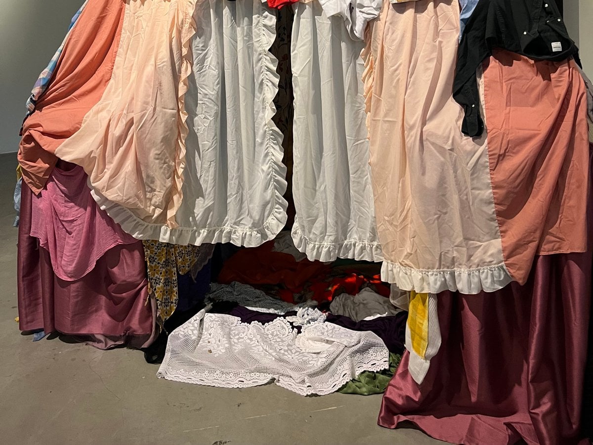 En hög med kläder som ligger på en hög med kläder.