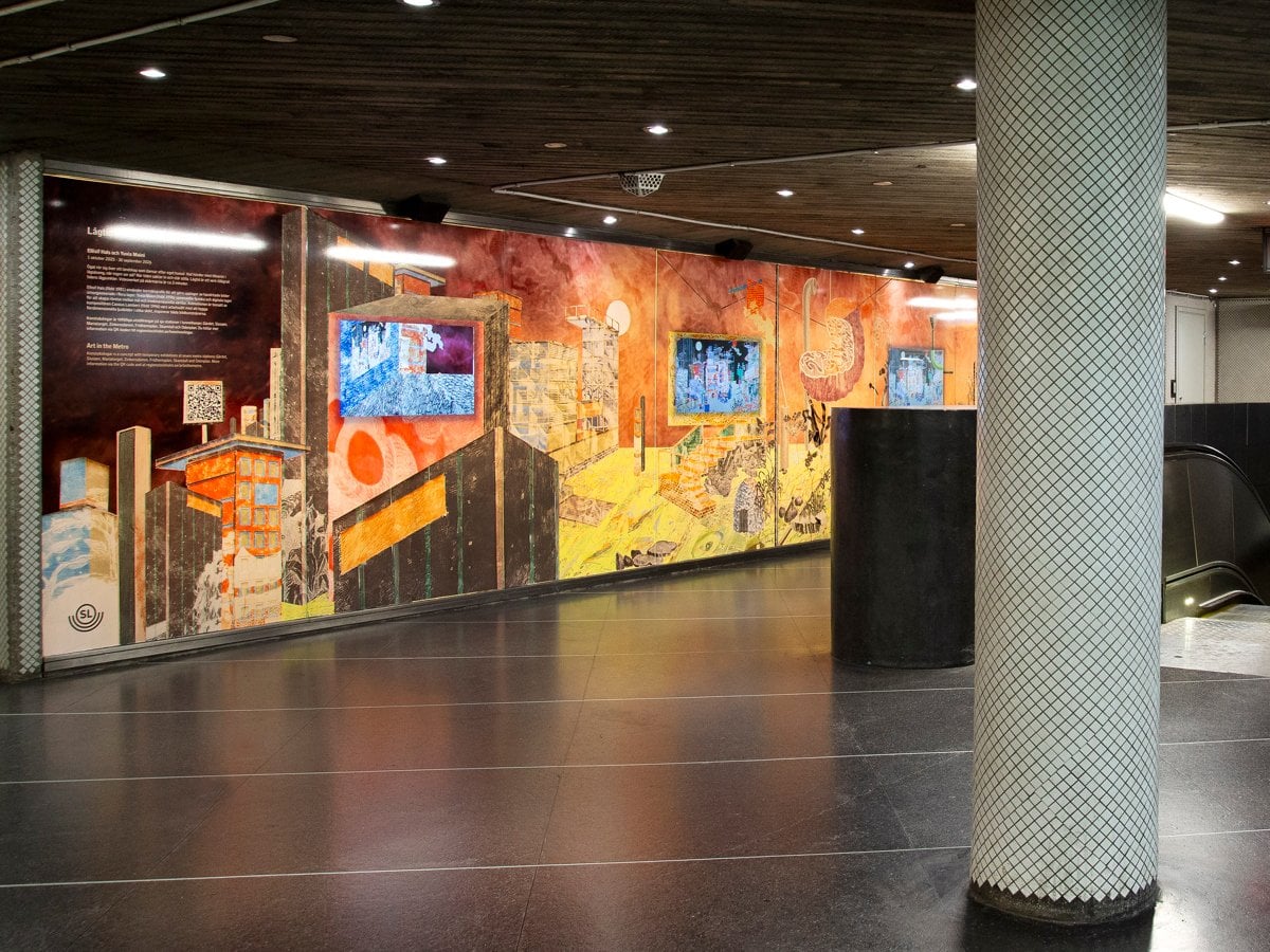 Entréhall på Skanstulls tunnelbanestation med vägg med konst
