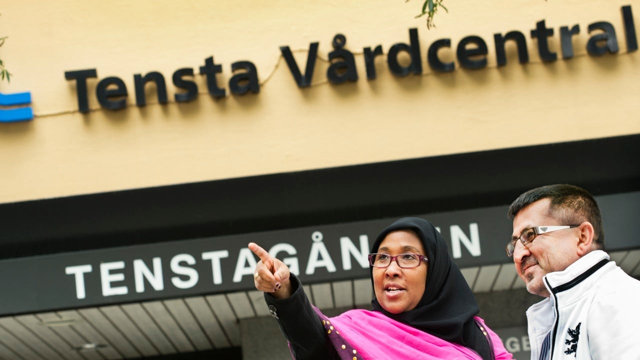 En kvinna och en man står utanför Tensta vårdcentral