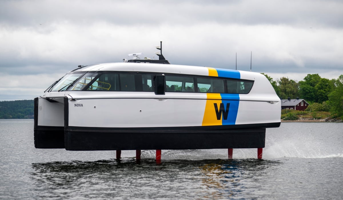 En vit och blå båt som färdas över ett vattenområde.