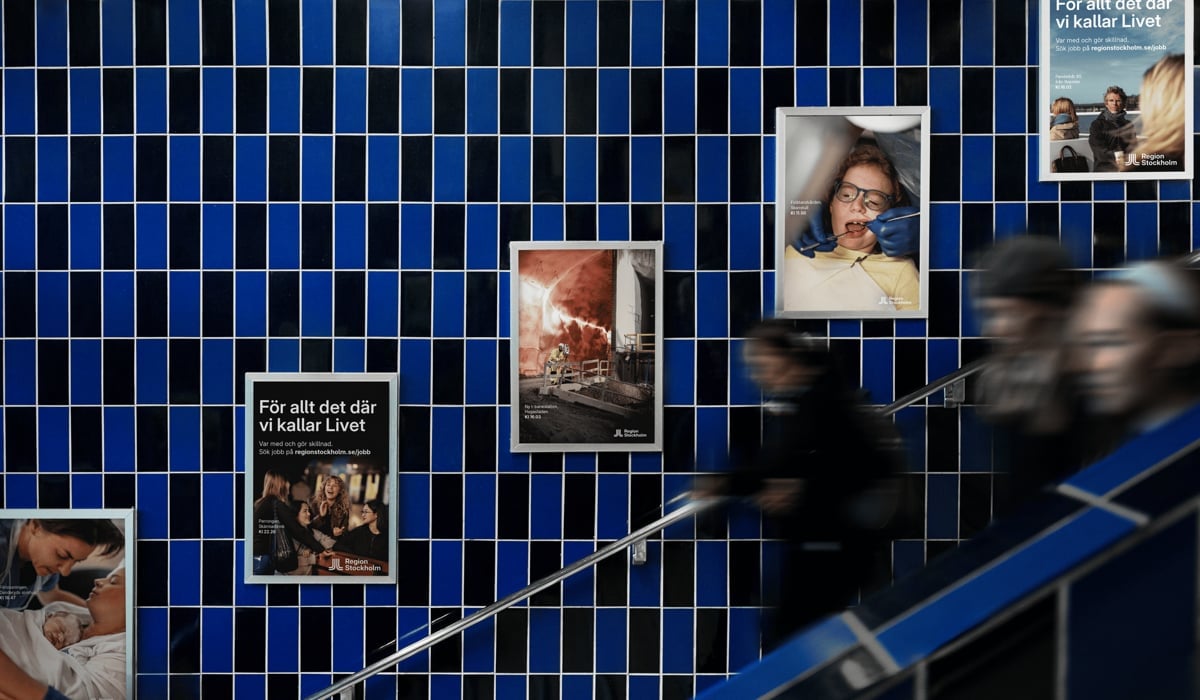 En vägg med blå kakel och bilder av människor på.
