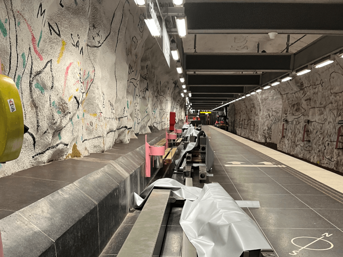 Bild med arbetsmaterial på Hallonbergens tunnebanestation