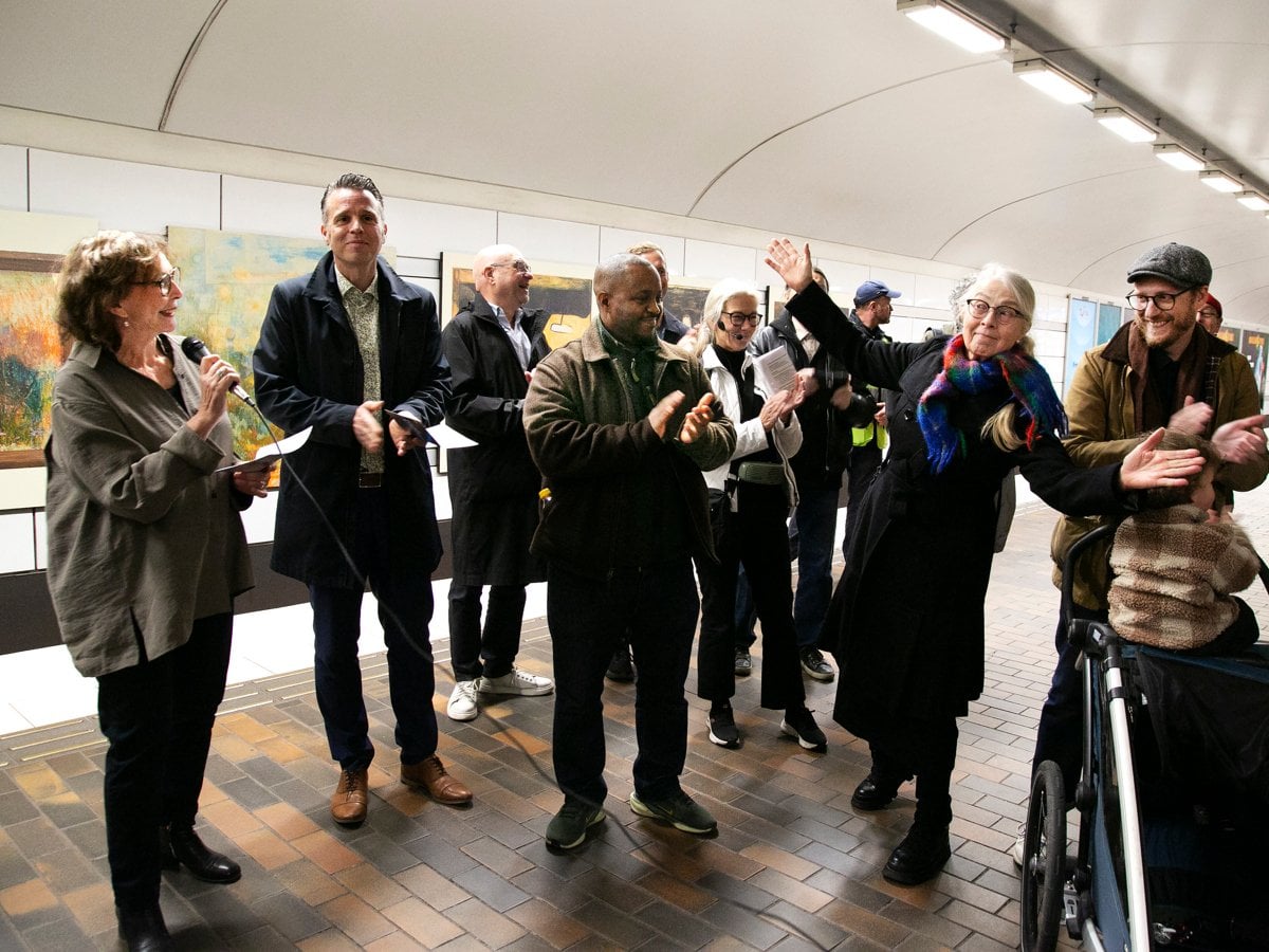 Grupp människor på plattformen på Gärdets tunnelbanestation.