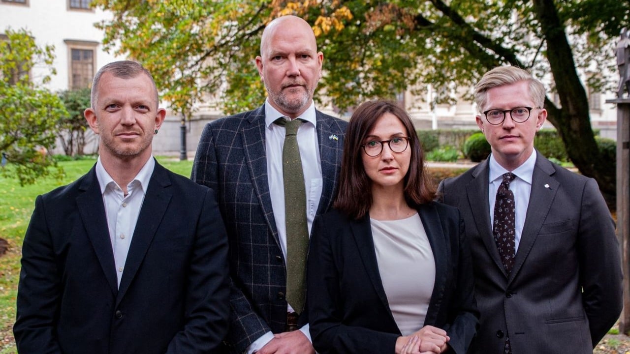 Fyra personer som tittar mot kameran