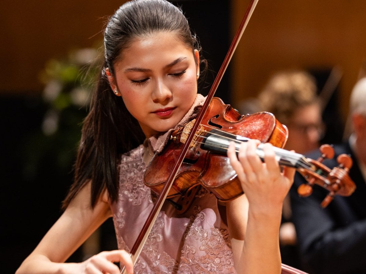 En ung violinist spelar på konsert