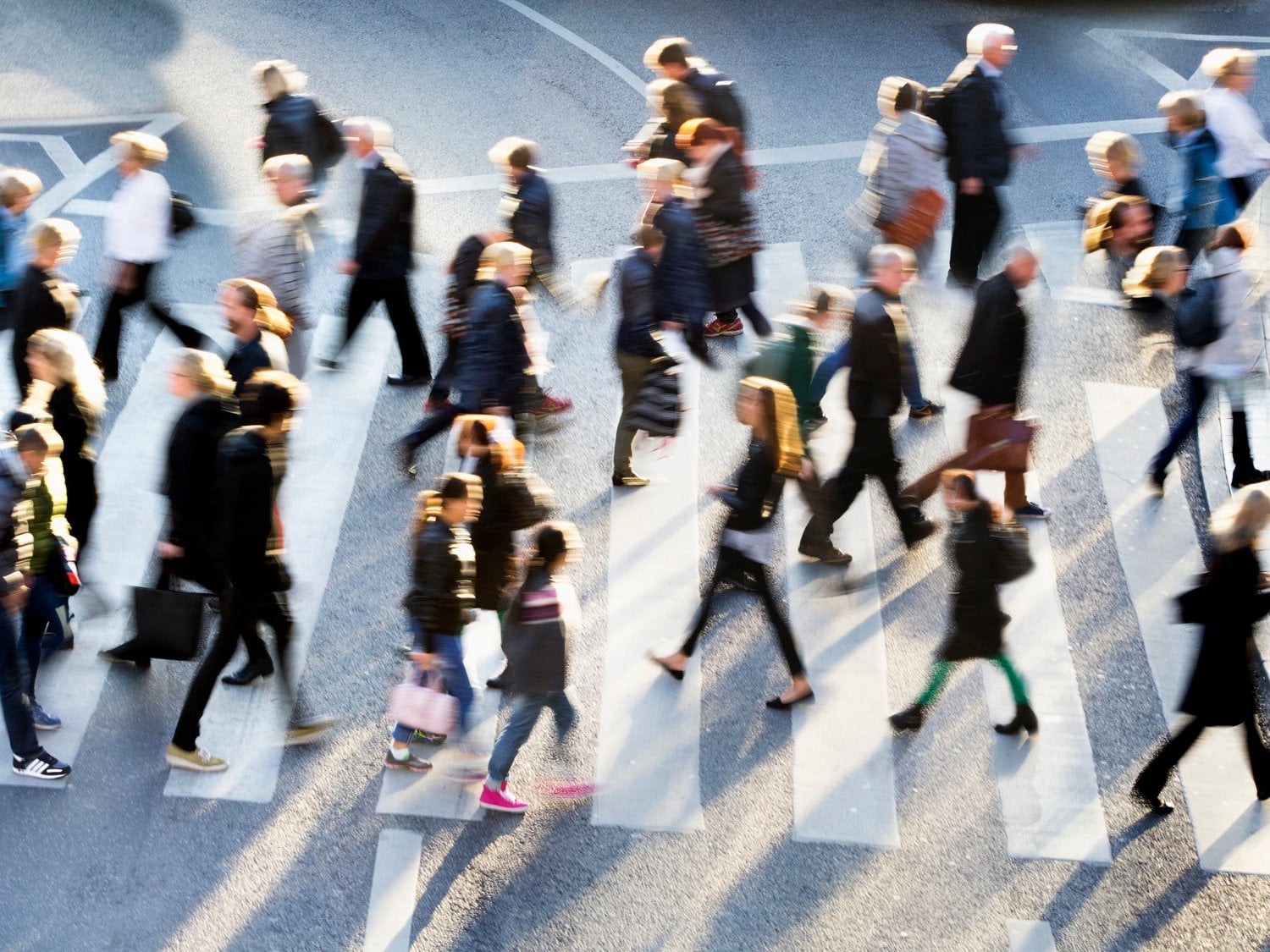 Människor som går över gatan