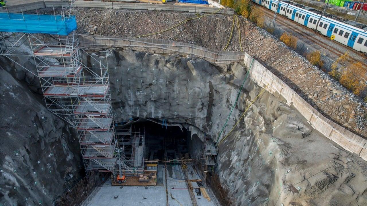 Ingång till en underjordisk tunnel vid en större byggarbetsplats