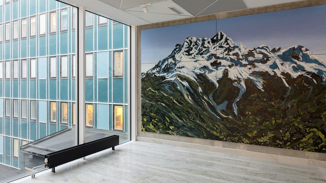 Stor målning framför fönster på Danderyds sjukhus