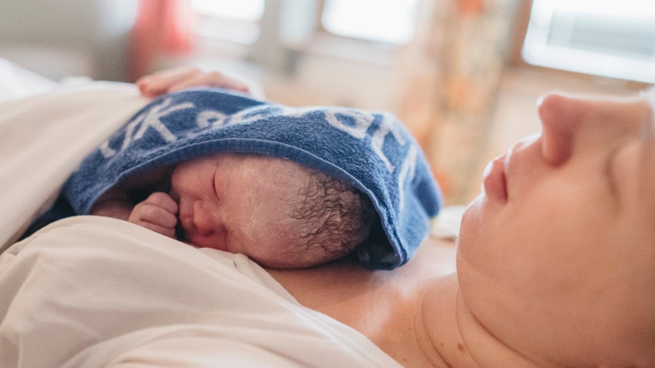 Nyfödd bebis på mammas bröst