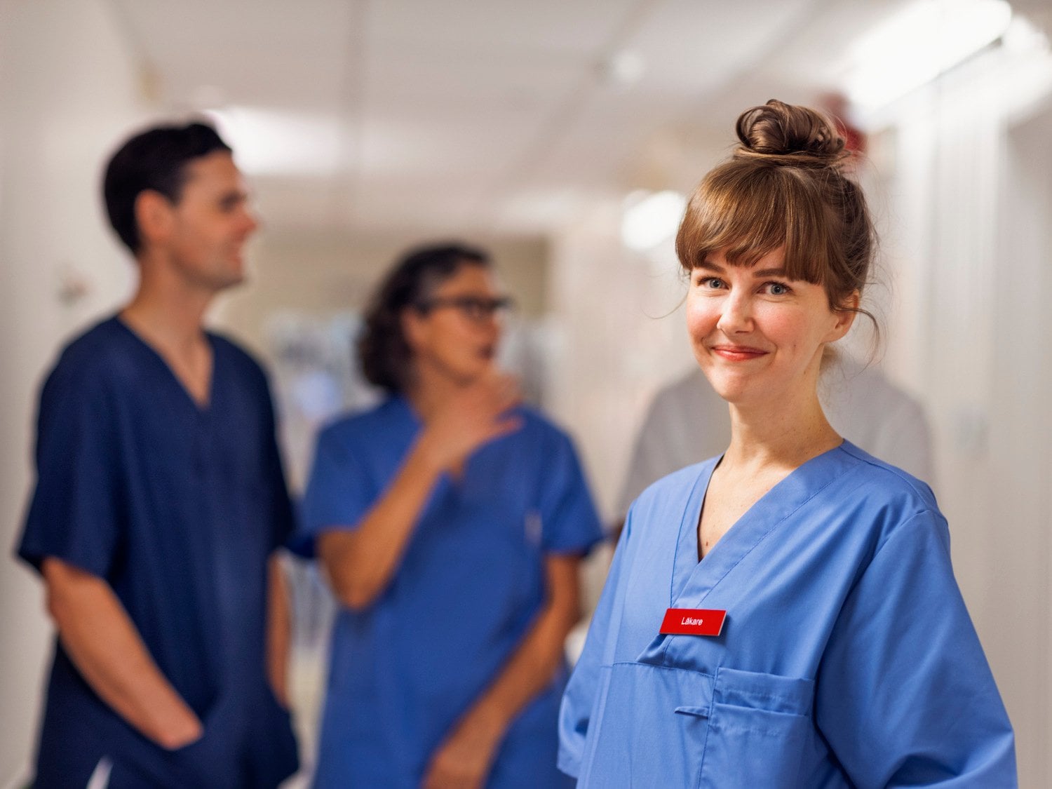 Tre medarbetare inom vården står i korridor