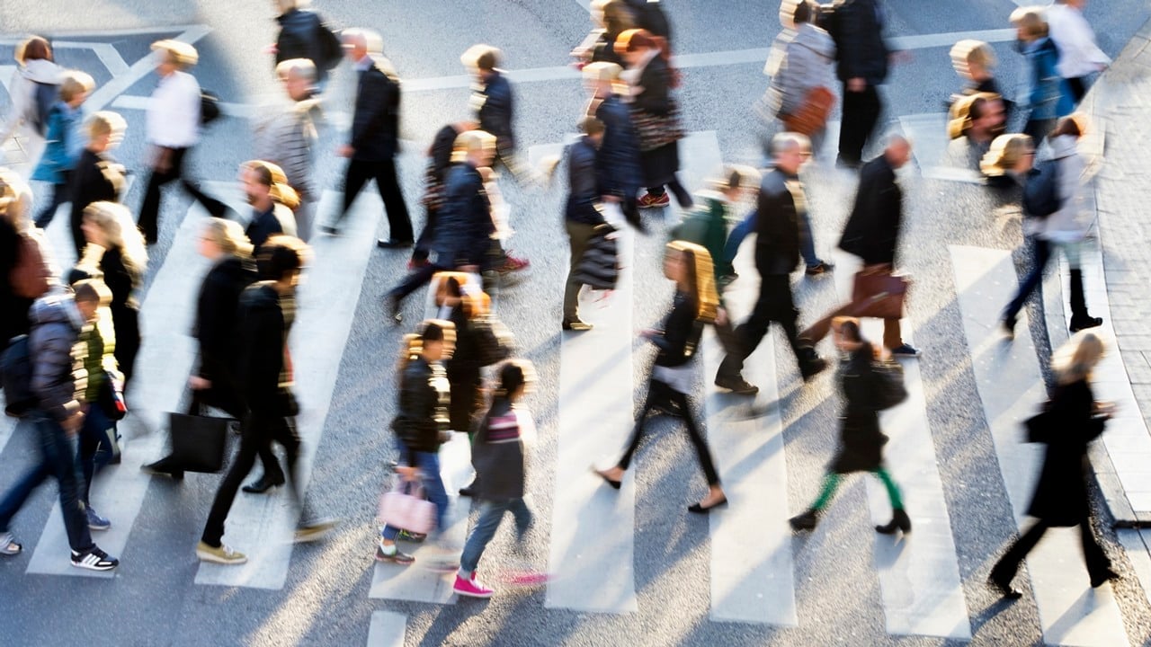 Människor som går över ett övergånsställe