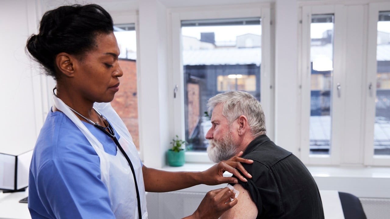 Medarbetare inom vården undersöker en äldre patient