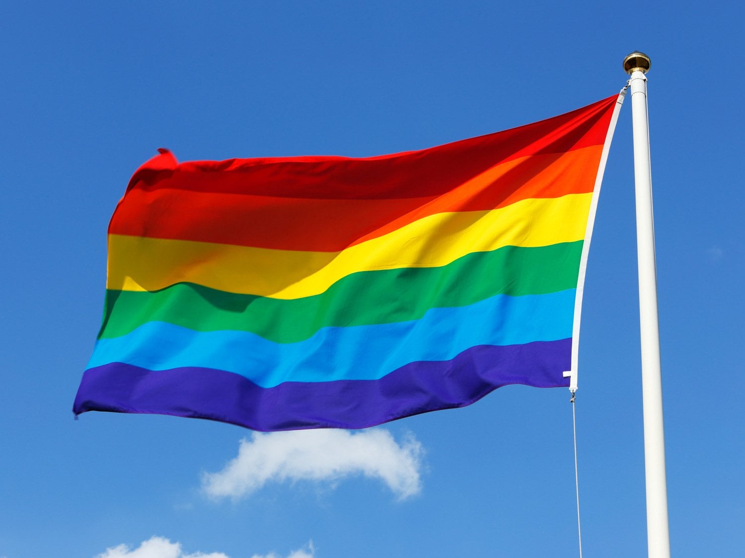 En regnbågsflagga vajrar