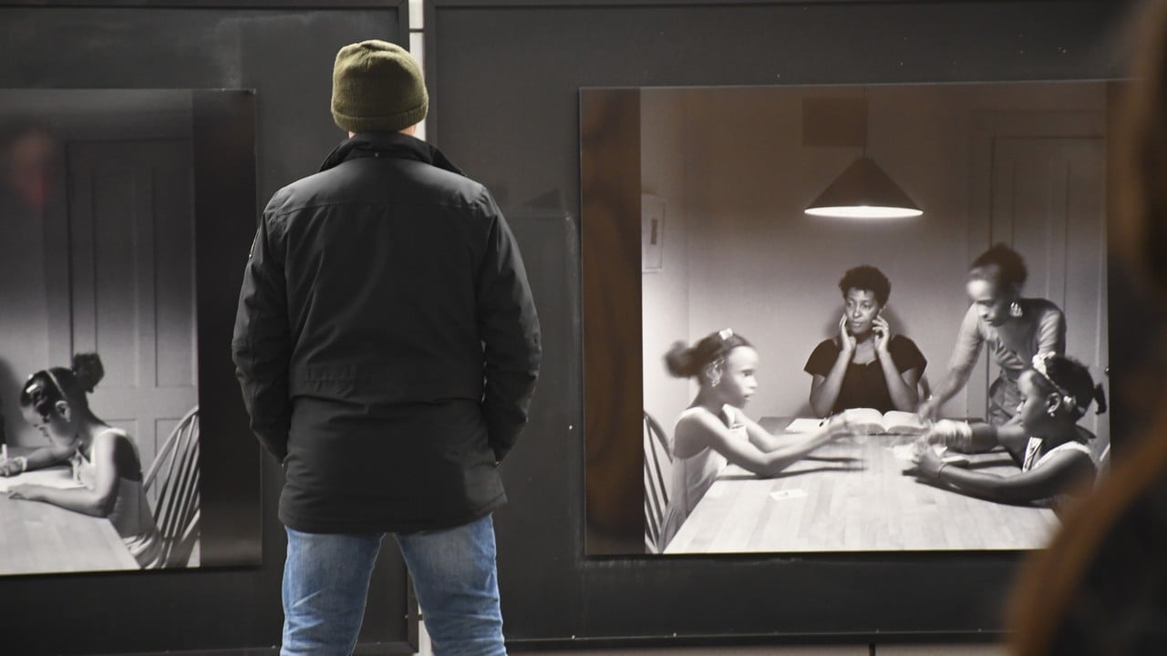 Person som tittar på bilder av Carrie Mae Weems