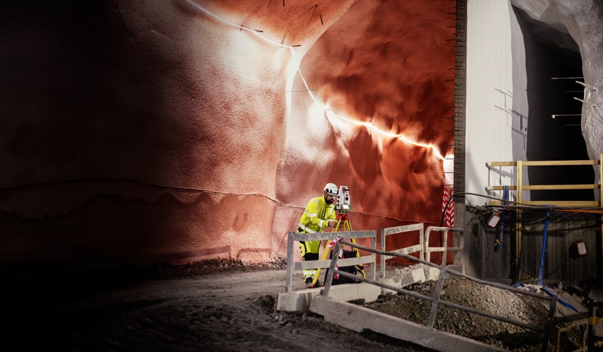 Foto på en byggarbetare i en tunnel i bygget av nya tunnelbanan.
