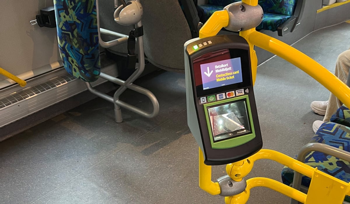 En biljettläsare monterad innanför dörrarna i mitten av bussen.