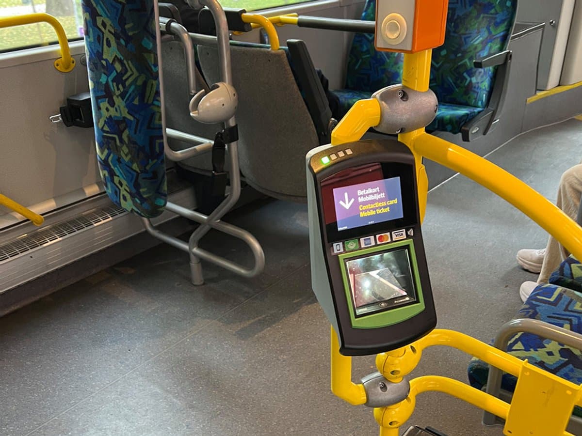 En biljettläsare monterad innanför dörrarna i mitten av bussen.