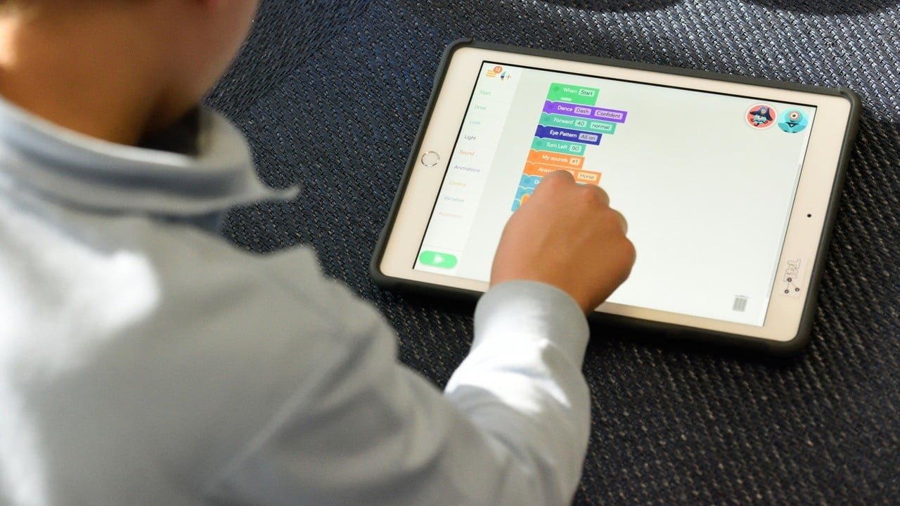 finger pekar på ipad-skärm