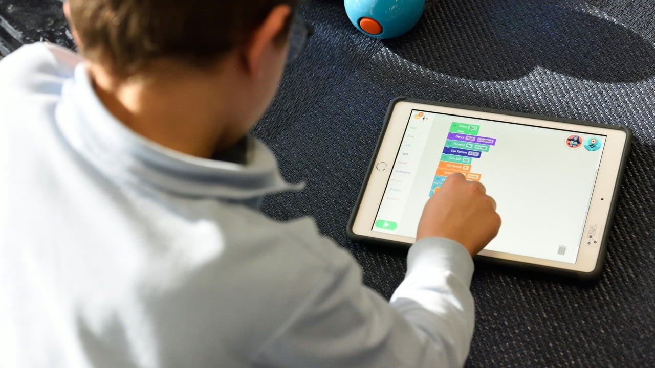 person pekar på ipad