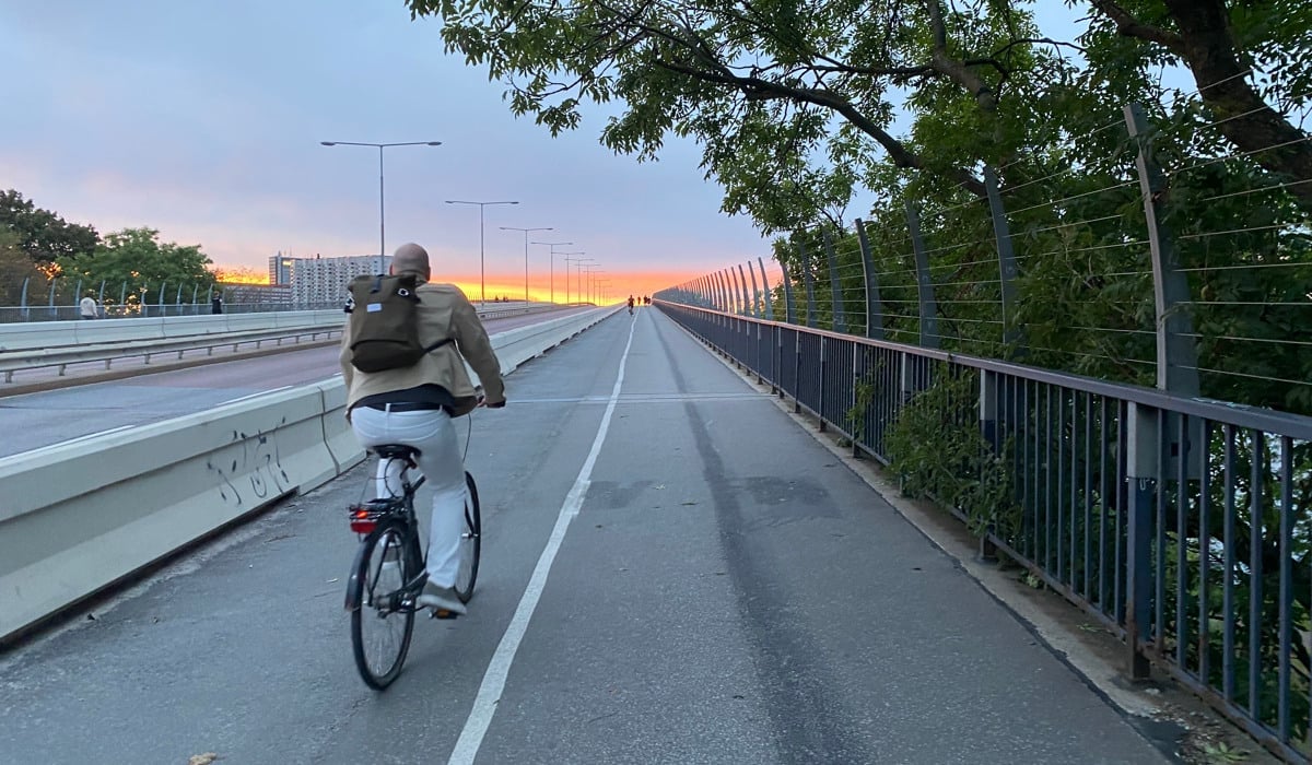 Cyklist på Västerbron i skymning