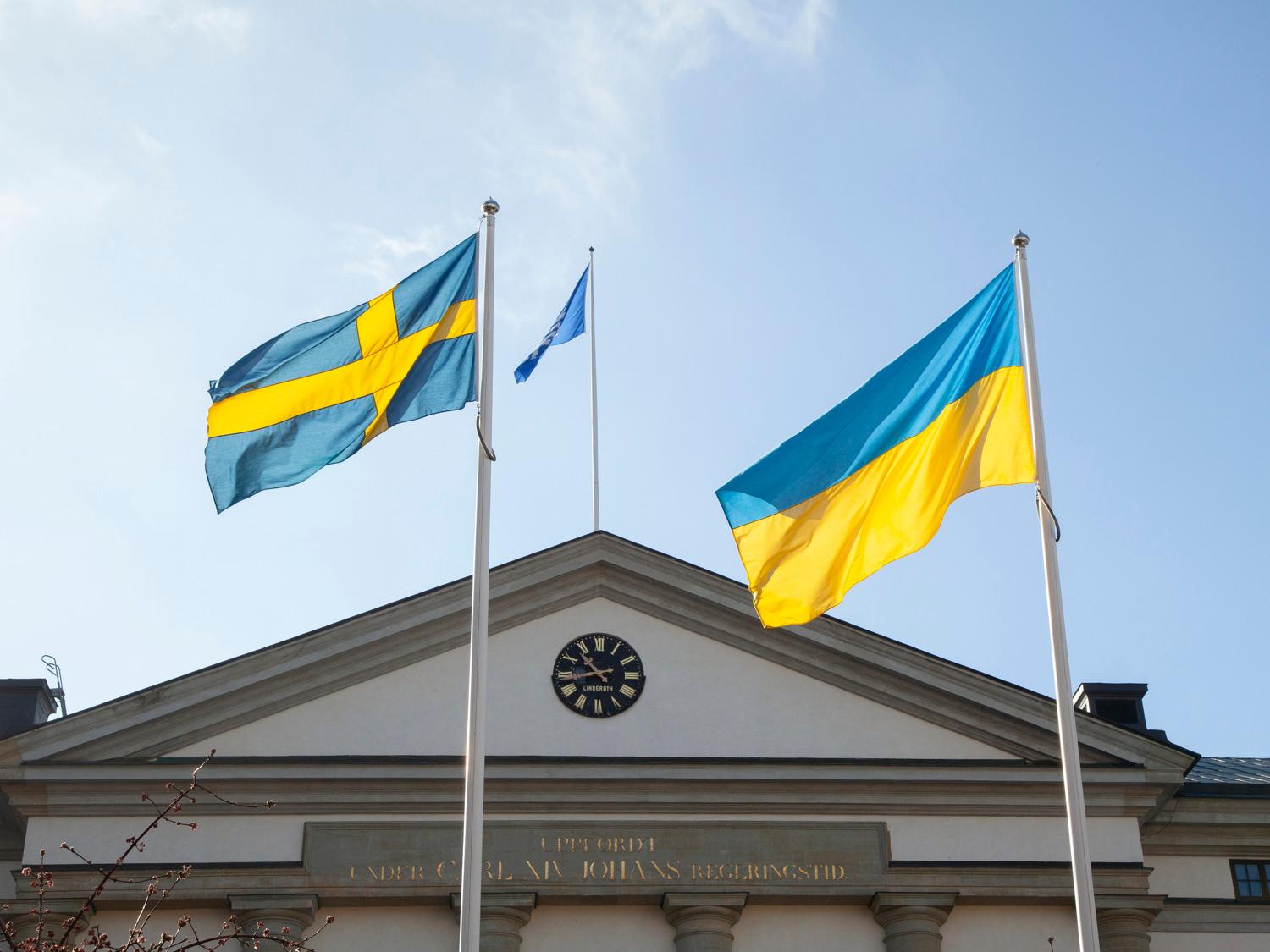 Tre flaggor vajrar utanför Landstingshuset i Stockholm. Den högra är ukrainska flaggan, den svenska flaggan och Region Stockholms egna flagga. 