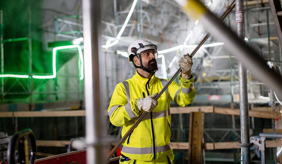 En byggjobbare arbetar i tunnelbanan