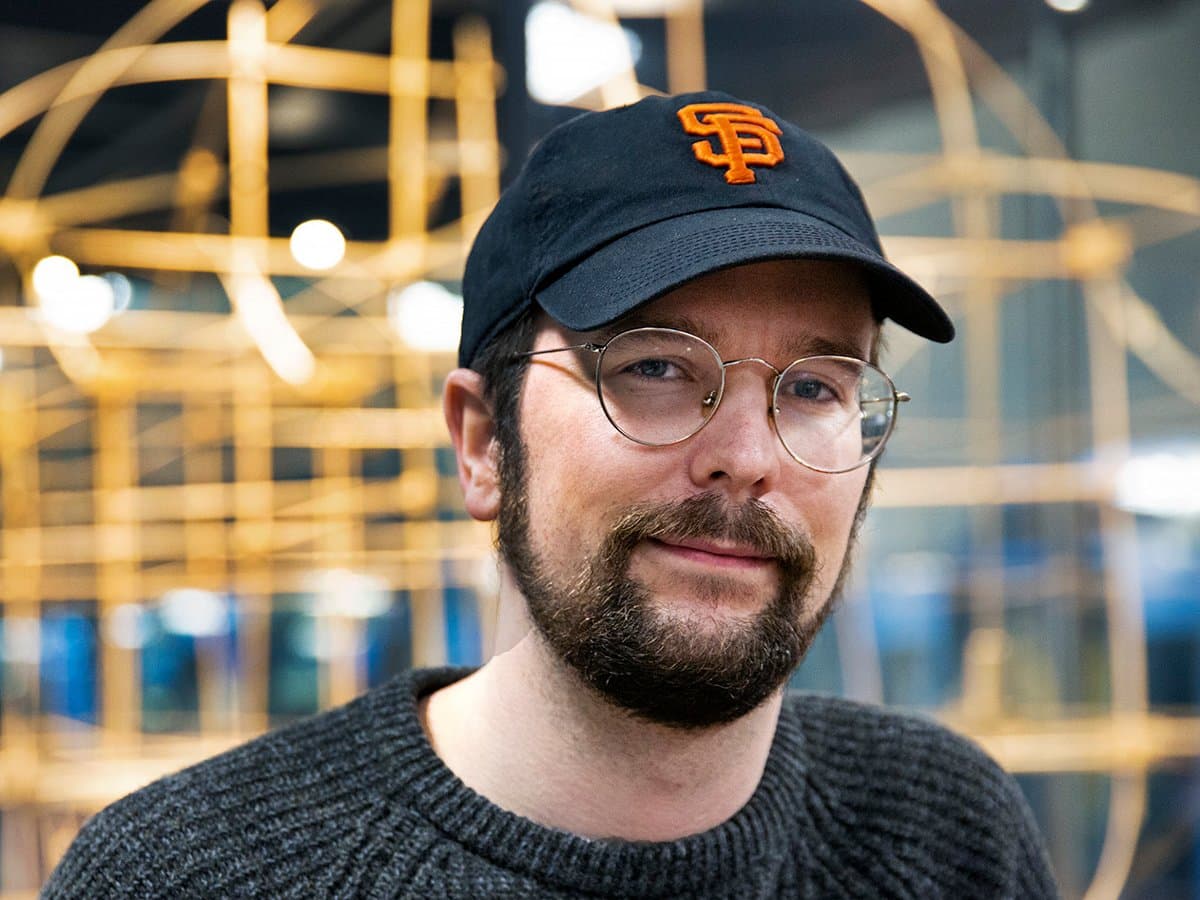 Jesper framför montern.