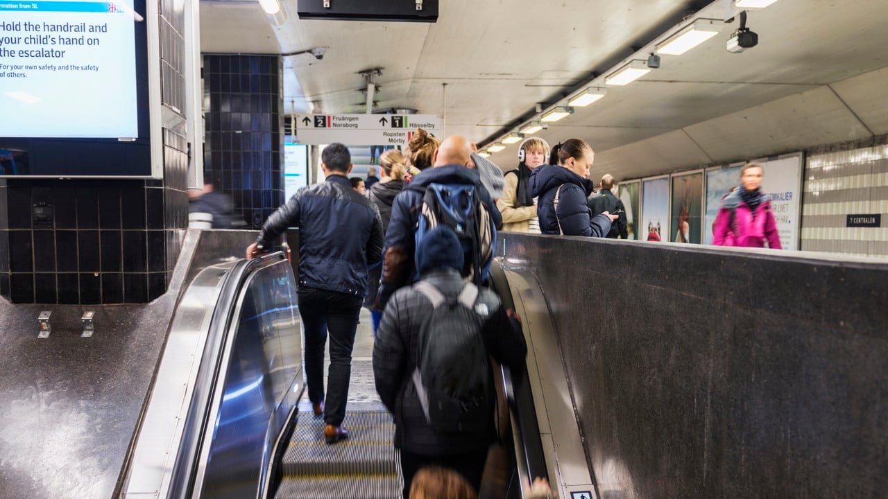 Människor i rörelse på tågplattform