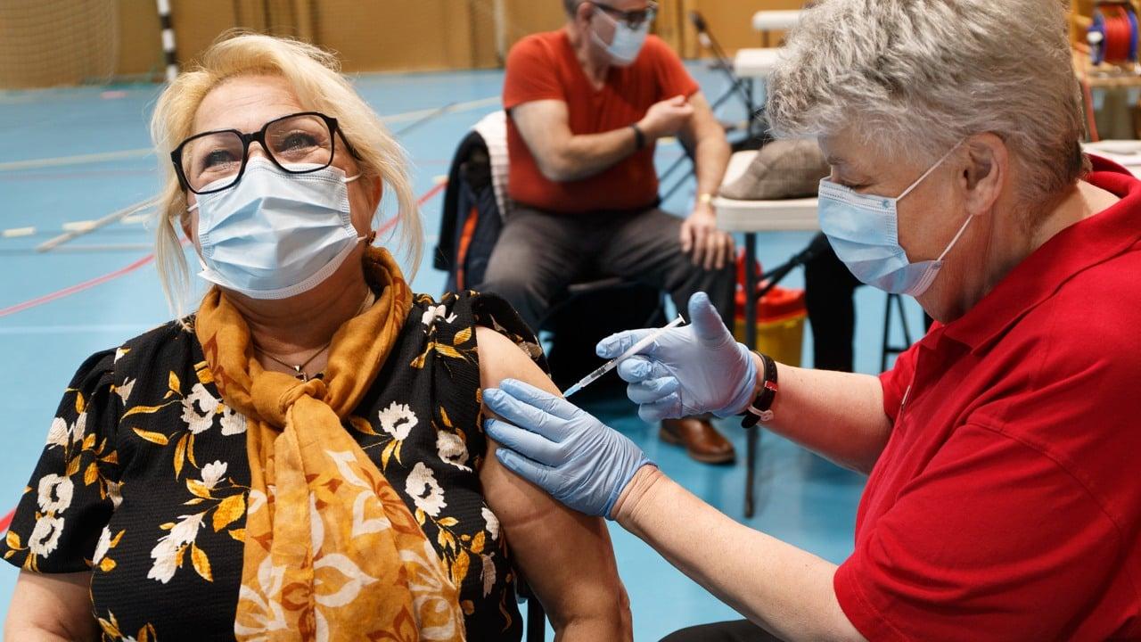 En kvinna får vaccination mot covid