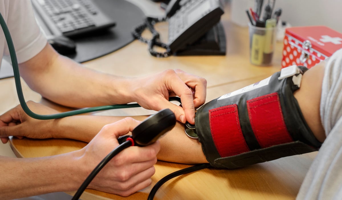 En person får sitt blodtryck mätt