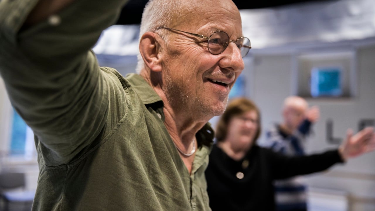 äldre personer dansar