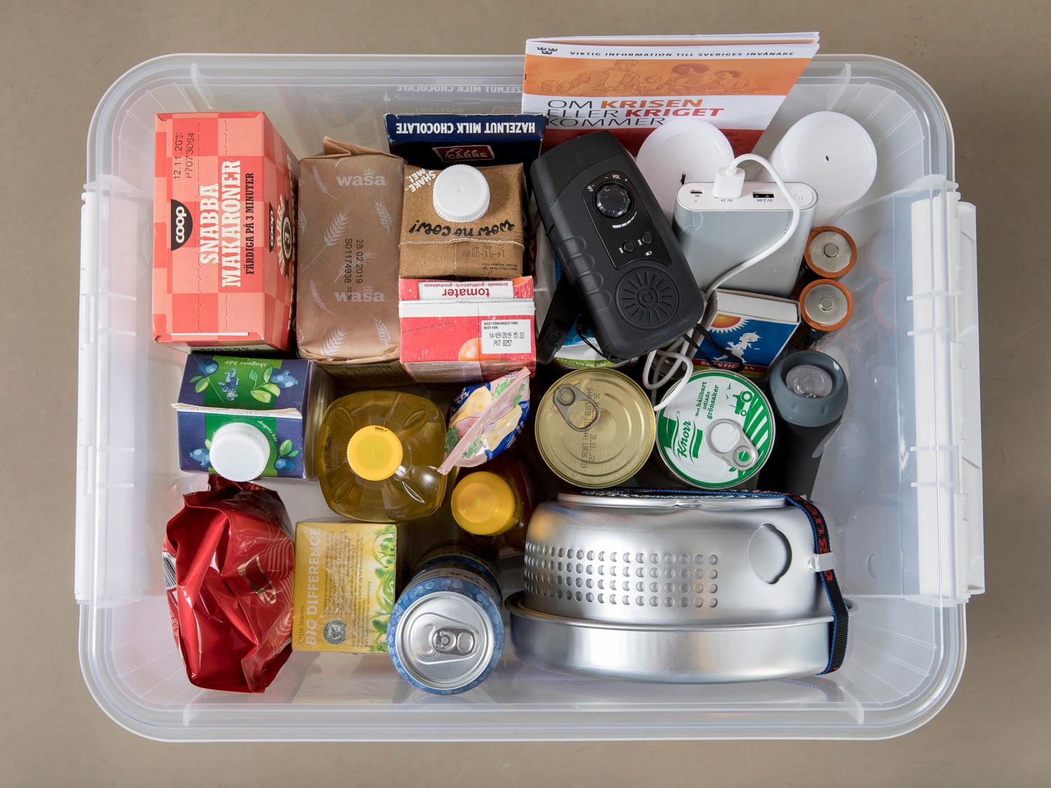En krislåda som innehåller allt man behöver om krisen kommer. T ex stormkök, konserver, mat och vevradio
