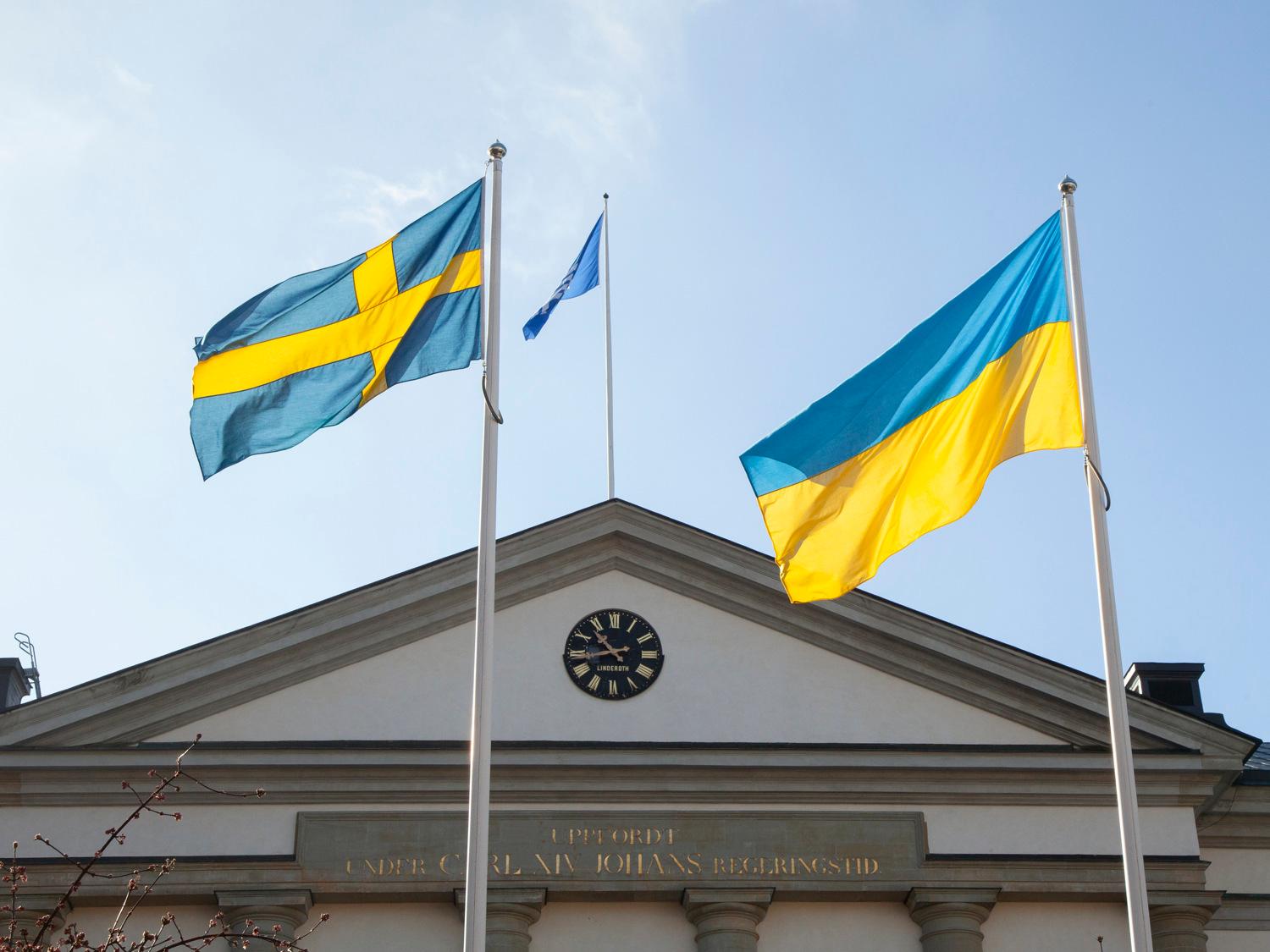 Närbild på landstingshuset med svenska flaggan och ukrainska flaggan hissade på en varsin flaggstång