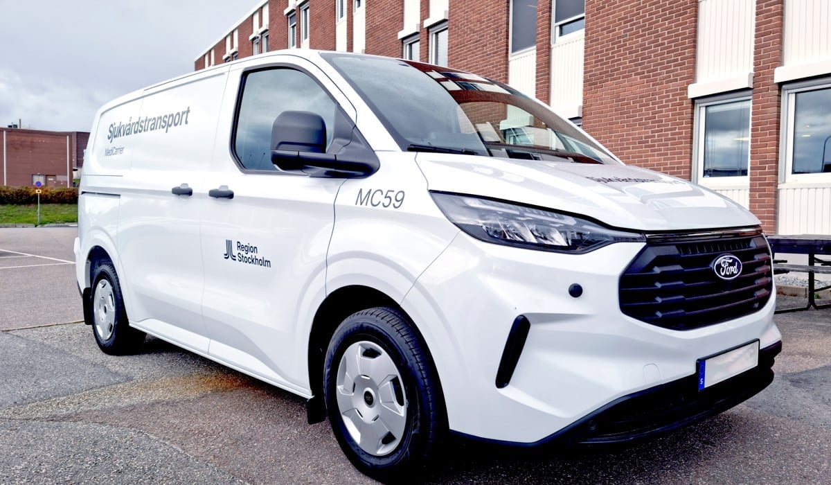 En bil som står parkerad framför ett hus.