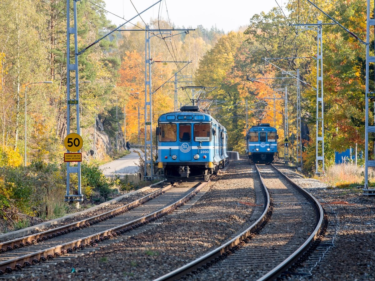Två tåg möts på Saltsjöbanan.