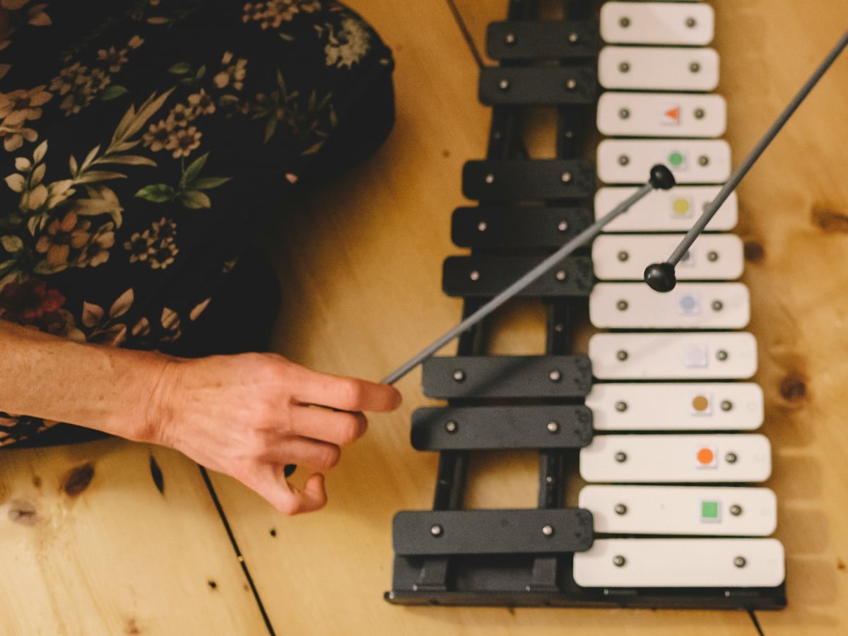 hand som spelar zylofon