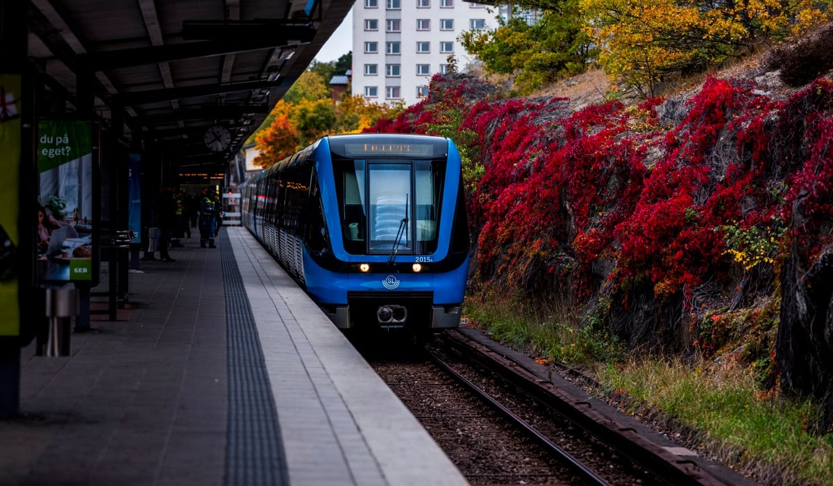 Foto på en tunnelbana som kör i på en perrong.
