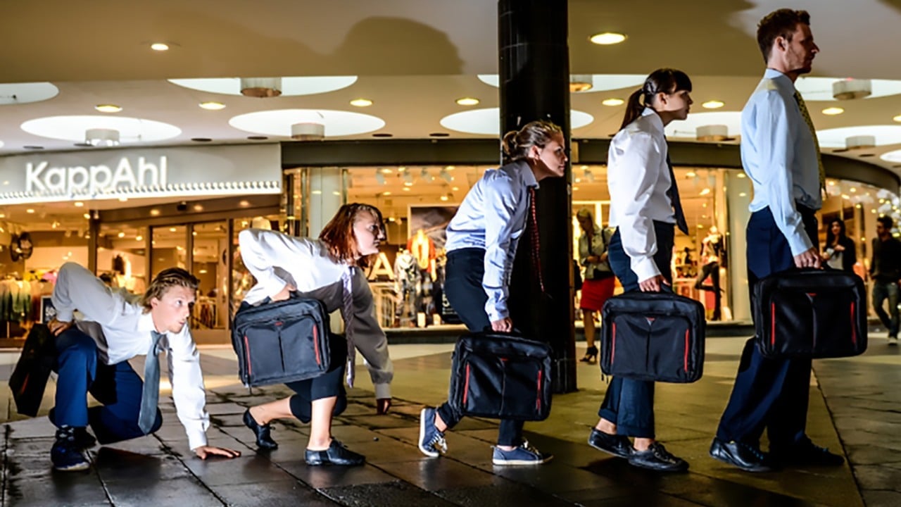 Fem personer som står på led