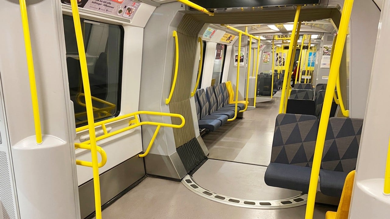 Uppdaterade C-20 vagnar. Interiör visar nya tyger på säten och utrymmet mellan sätena.