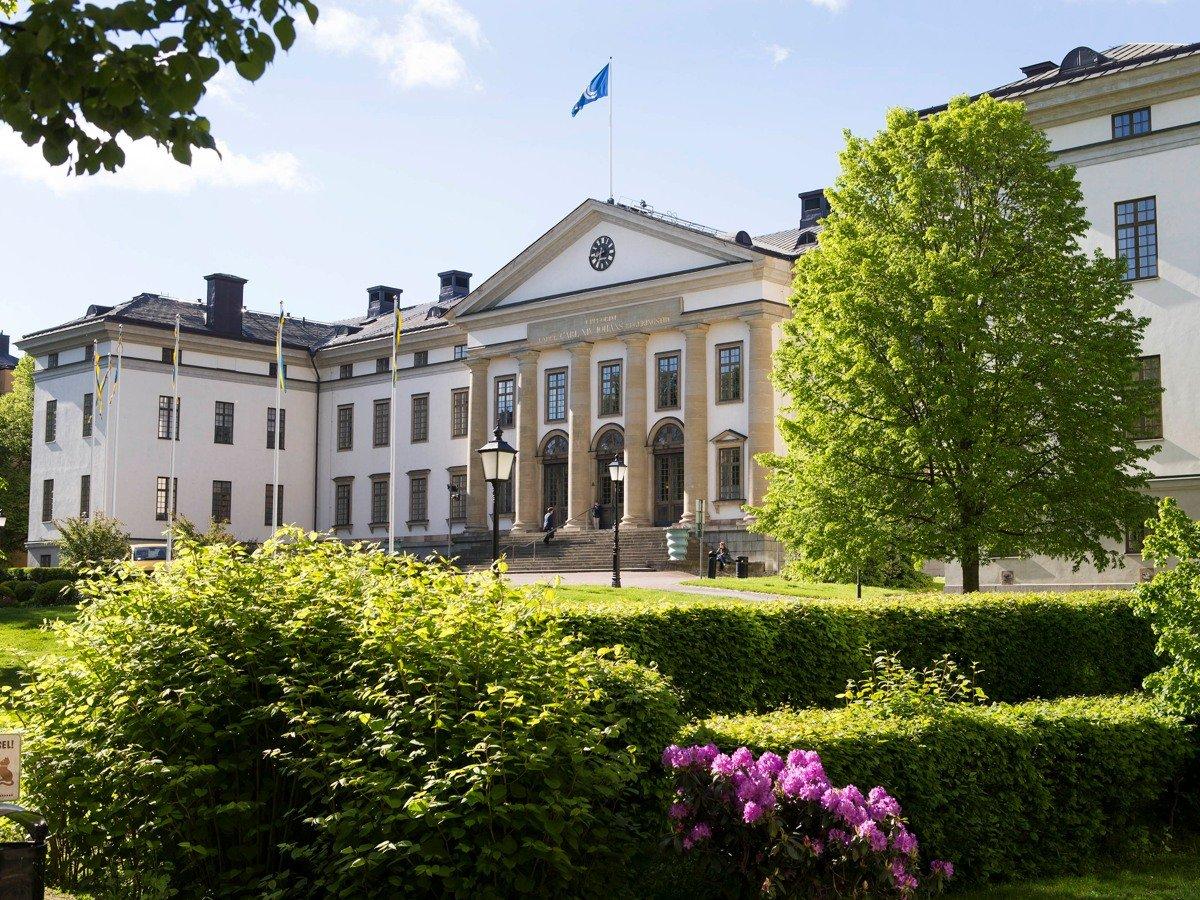Bild på landstingshuset på Kungsholmen med en grönskande park i förgrunden